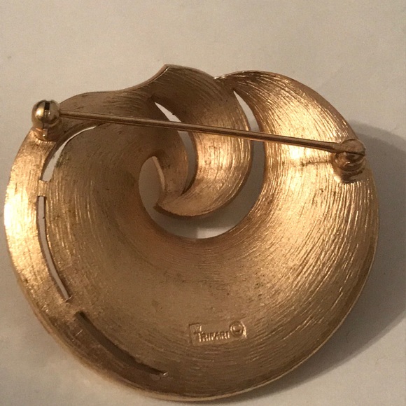 Trifari Vintage Gold Brooch - Picture 2 of 5